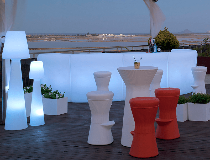 Barra de bar para exteriores modelo Creta con luz de New Garden