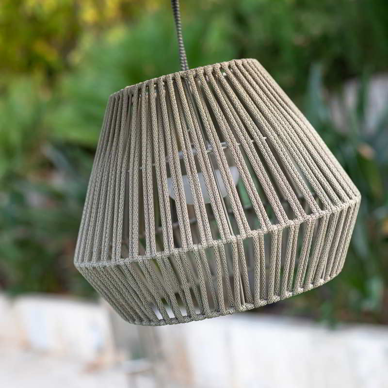 Die kabellose Pendelleuchte in HANG Raum ist Lampe perfekt, Ihrem Zuhause aus recyceltem um hergestellt. PVC jeden ist zu CONTA Diese